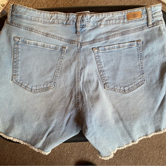 ☀️ Sofía Jeans By Sofia Vergara, Líla, Mid Rise, Hi-Low, Jean Shorts - Picture 10 of 15